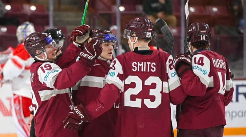 Latvieši atzīmē vārtu guvumu. Foto. IIHF
