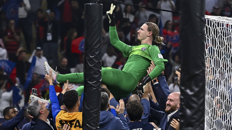 Parīzes "Saint-Germain" vārtsargs Matvejs Safonovs pēc triumfa FIFA Starpkontinentālajā kausā. Foto: Noushad Thekkayil/Imago Images/Scanpix