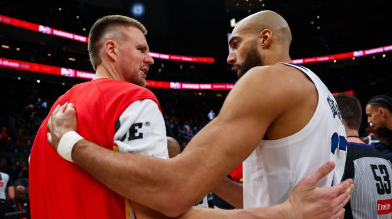 Kristaps Porziņģis un Rudī Gobērs. Foto: AP/Scanpix