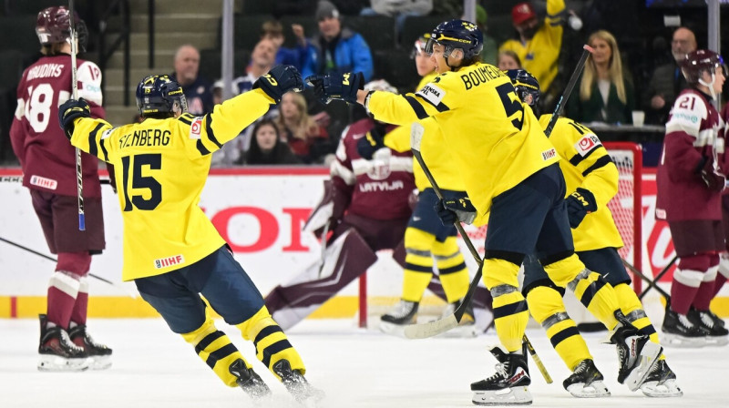 Zviedrijas U20 valstsvienības hokejisti pēc vārtu guvuma cīņā pret latviešiem. Foto: IIHF