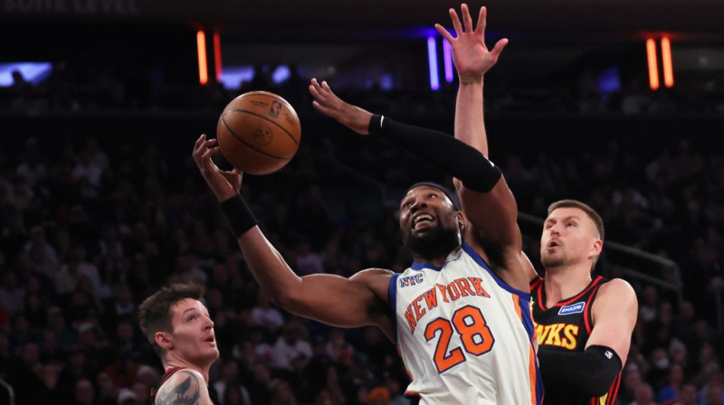 Kristaps Porziņģis aizsardzībā. Foto. AP. Scanpix