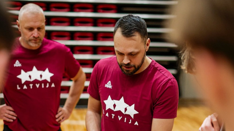 Latvijas U16 puišu izlases treneri Edijs Šlesers un Sandis Poga. Foto: LBS