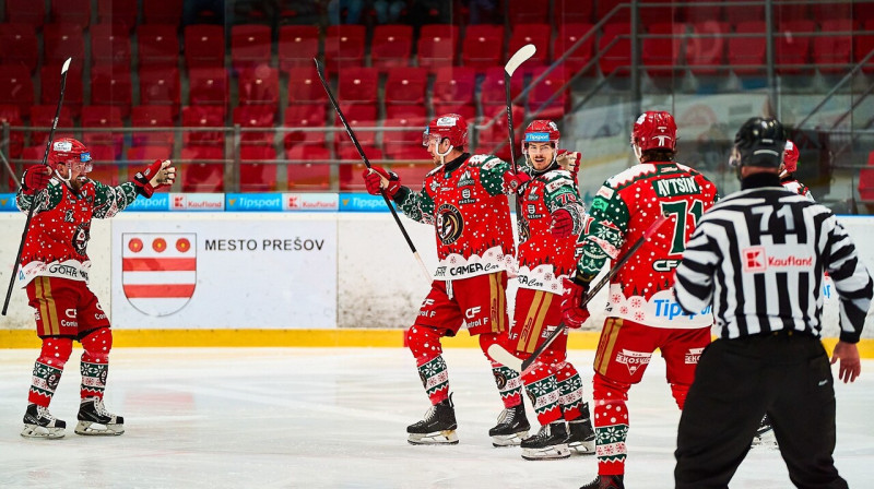 No kreisās: Rihards Bukarts un Miks Indrašis pēc Prešovas vārtu guvuma. Foto: HC Prešov