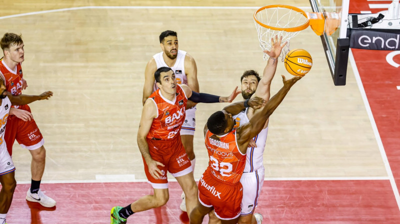 Mirklis Manrezas un Žironas komandu cīņā. Foto: Bàsquet Manresa