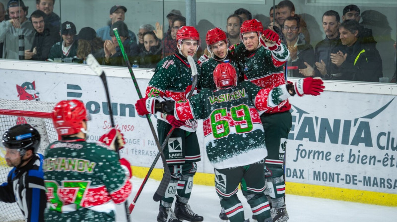 Ņikita Jevpalovs ar komandas biedriem. Foto: Anglet Hormadi Pays Basque