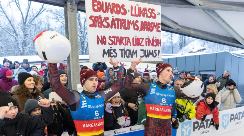 Kamaniņnieki Eduards Ševics-Mikeļševics un Lūkass Krasts pēc triumfa divnieku sacensībās Siguldā, 2026. gada 3. janvārī. Foto: Latvijas Kamaniņu sporta federācija