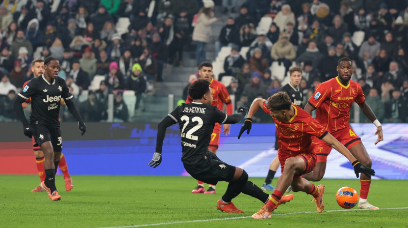 Mirklis pirms Vestons Makenijs panāks 1:1 Turīnas "Juventus" cīņā pret Leči. Foto: Jonathan Moscrop/Zumapress.com/Scanpix