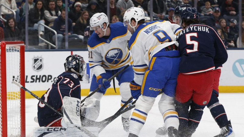 Cīņa pie Džeta Grīvza sargātajiem vārtiem. Foto. AP. Scanpix