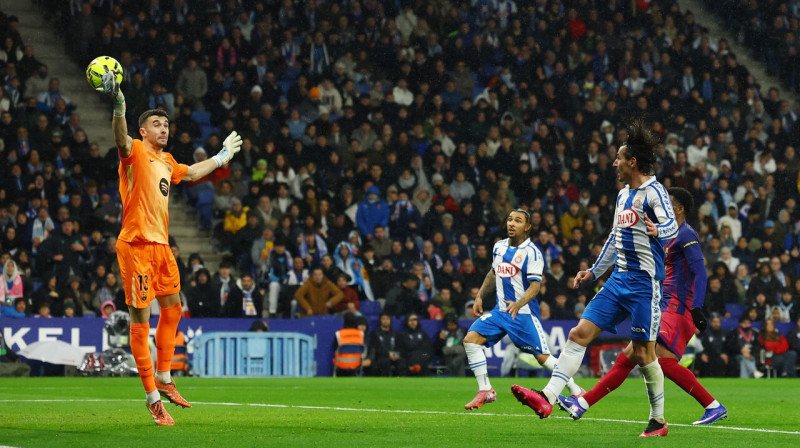 Barselonas kluba vārtsargs Hoans Garsija cīņā pret "Espanyol" vairākkārt 'pavilka' savu komandu. Foto: Albert Gea/Reuters/Scanpix