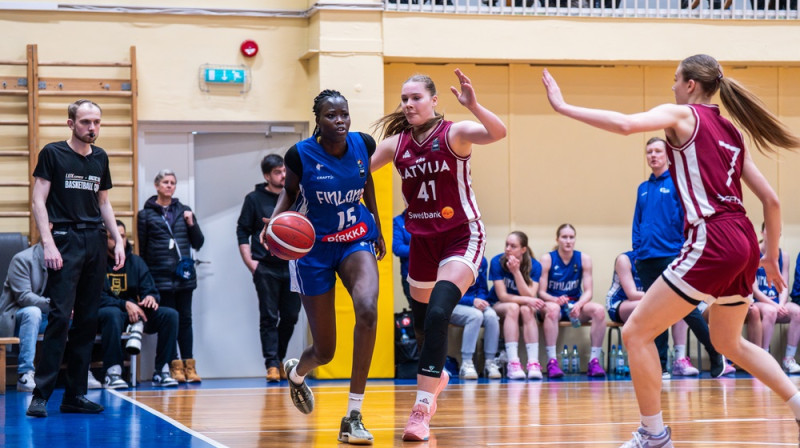 Ieva Vēvere un Evelīna Glāziņa spēlē pret Somiju. Foto: Baltic Sea Basketball Cup