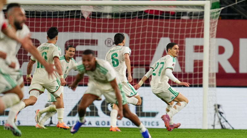 Alžīrijas valstsvienības futbolistu prieks pēc Adila Bulbinā vārtu guvuma. Foto: Ulrik Pedersen/Zumapress.com/Scanpix