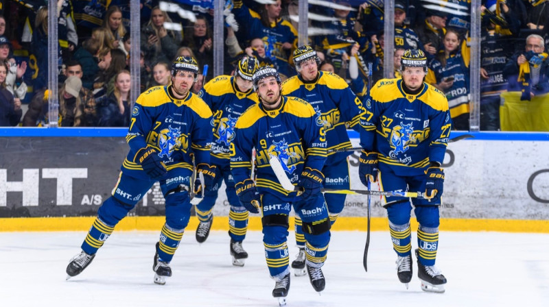 Herningas "Blue Fox" hokejisti, tostarp Oskars Cibuļskis (Nr. 27). Foto: Herning Blue Fox