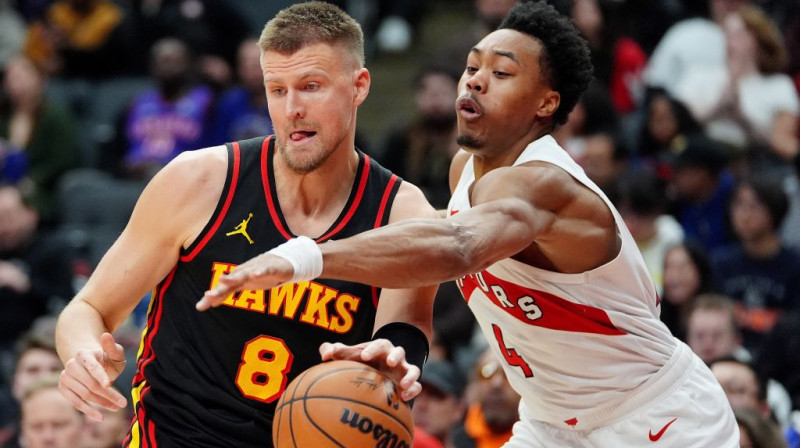 Kristaps Porziņģis un Skotijs Bārnss. Foto. AP. Scanpix