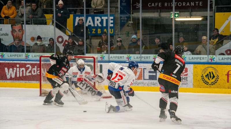 Roberts Bukarts uzbrukumā cīņā pret Insbrukas "Haie". Foto: Christian Rothmund