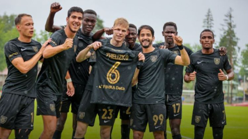 Adels Ganems (otrais no kreisās) ar komandas biedriem. Foto: Valmiera FC