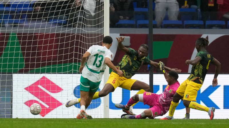 Senegālietis Ilimans Ndiajs bumbu raida Mali valstsvienības cietoksnī. Foto: Themba Hadebe/AP/Scanpix