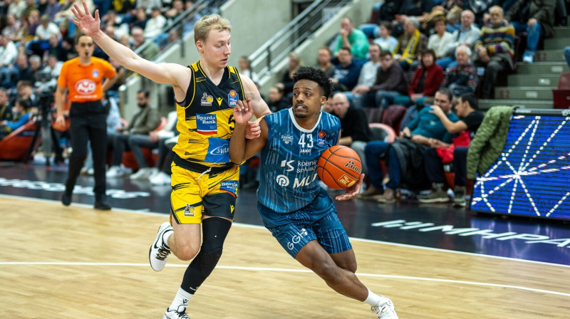 Toms Skuja darbā aizsardzībā. Foto: Sascha Walther/Eibner-Pressefoto/Scanpix