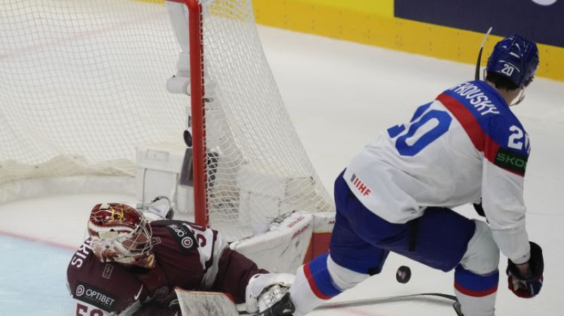 Jurajs Slafkovskis pret Kristeru Gudļevski. Foto: AP/Scanpix
