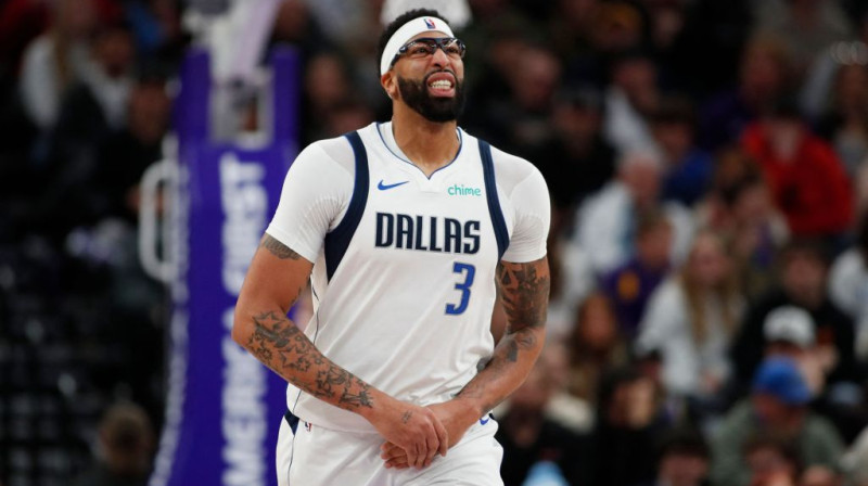 Entonijs Deiviss iedzīvojas savainojumā. Foto. AP. Scanpix