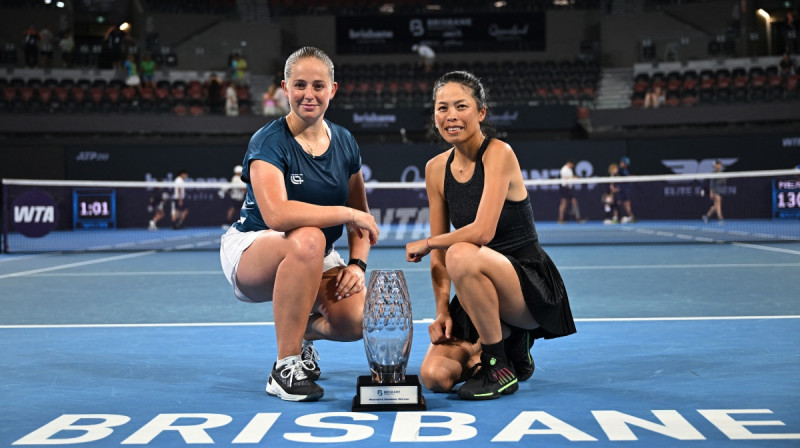 Aļona Ostapenko un Suvei Šei. Foto: Reuters/Scanpix