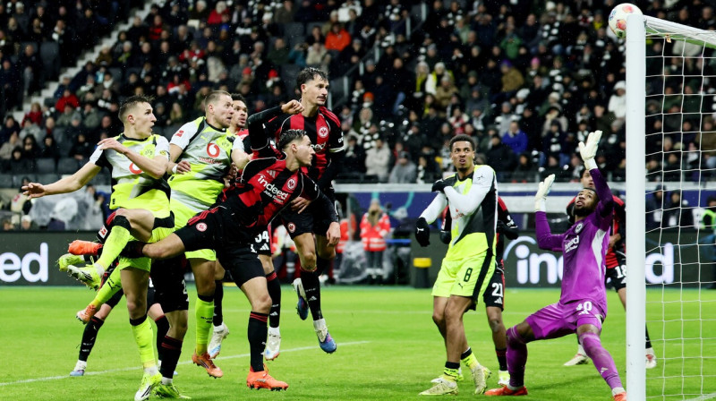 Mirklis Frankfurtes "Eintracht" un Dortmundes "Borussia" cīņā. Foto: Ronald Wittek/EPA/Scanpix