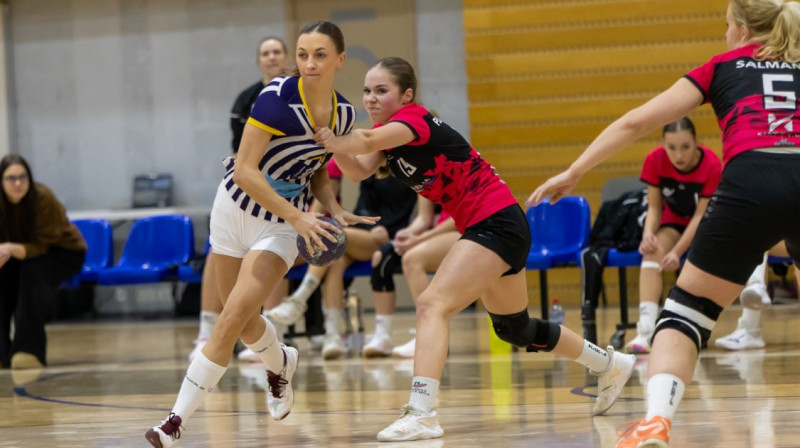 Moments no cīņas starp Ludzas un Salaspils komandām. Foto: Aleksejs Kozlovs