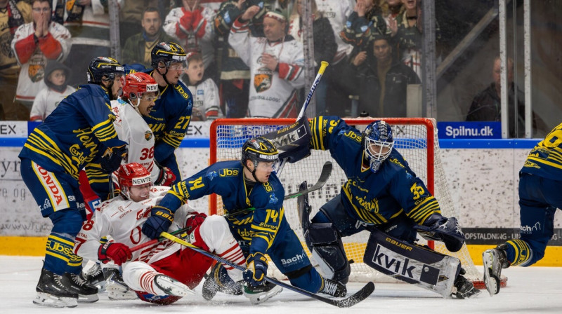 Oskars Cibuļskis (Nr. 27) un Herningas "Blue Fox" vārtsargs Jānis Fecers. Foto: Herning Blue Fox