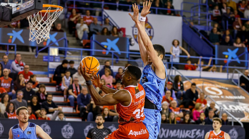 Beļģis Retins Obasohans (uzbrukumā) šovakar Manrezas labā iemeta 32 punktus. Foto: Bàsquet Manresa