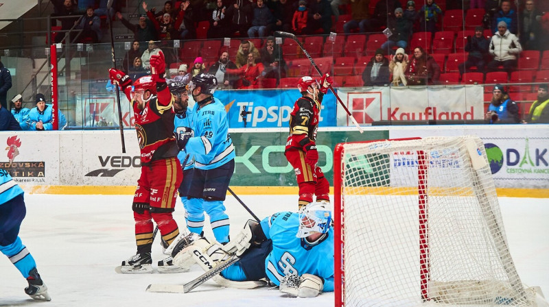 Rihards Bukarts un Miks Indrašis mirkli pēc vārtu guvuma. Foto: HC Prešov