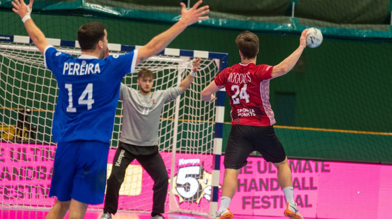 Jevgeņijs Rogonovs uzbrukumā Latvijas cīņā pret Lielbritānijas valstsvienību. Foto: John Cornish/British Handball