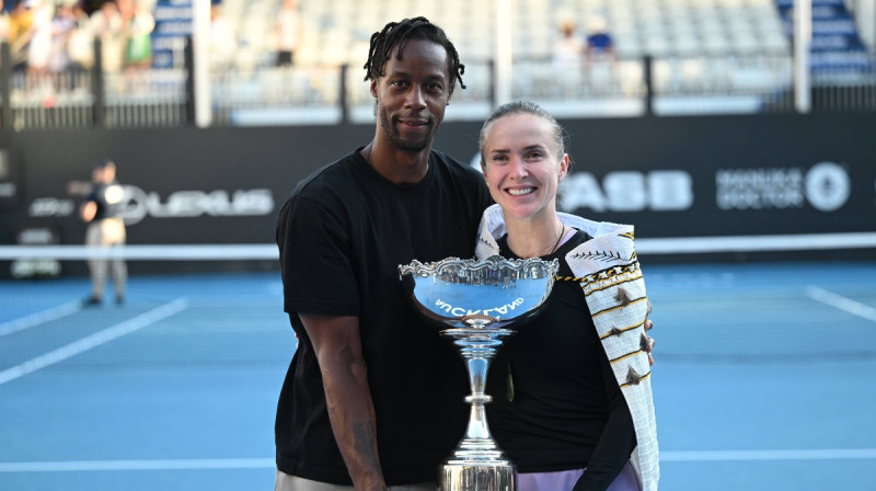 2025. gada Oklendas čempions Gaels Monfiss (Francija) un 2026. gada Oklendas čempione Elina Svitoļina (Ukraina). Foto: Imago/Photosport/Scanpix