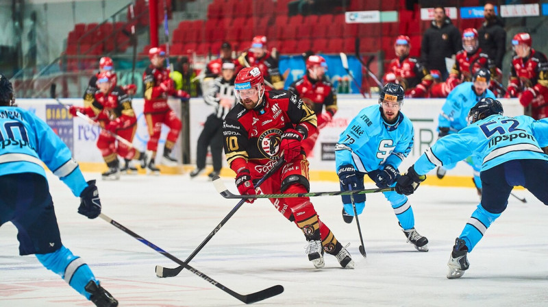 Rihards Bukarts ar ripu. Foto: HC Prešov