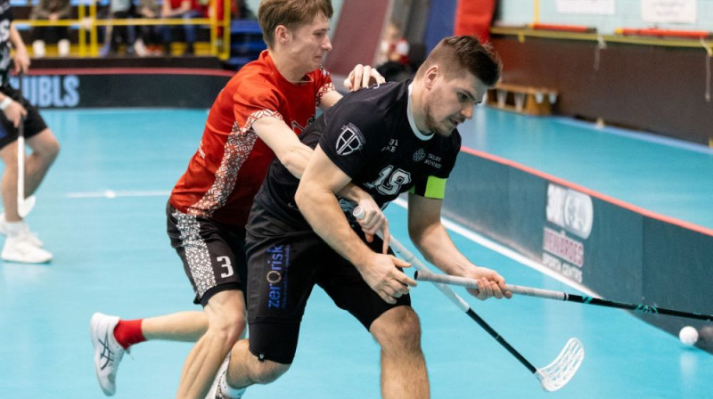 Toms Akmeņlauks (priekšplānā) pret savu bijušo klubu nopelnīja piecus rezultativitātes punktus, foto: Floorball.lv