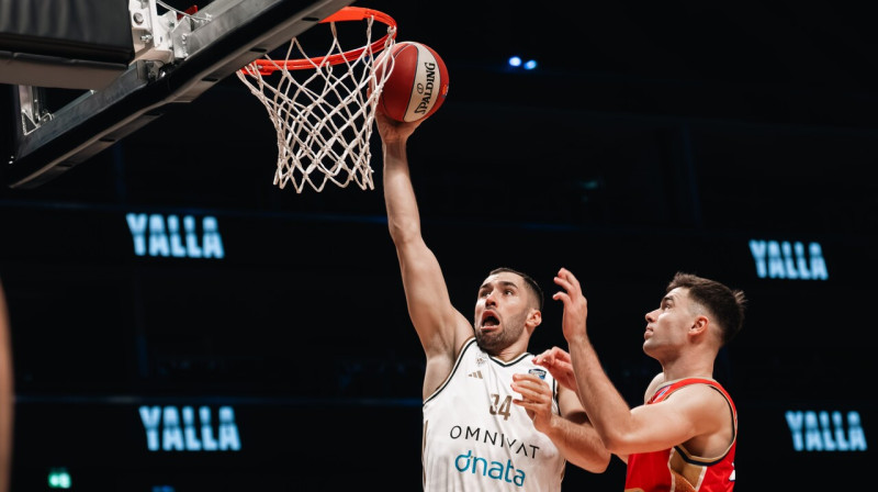 Dubaijas kluba centra spēlētājs Kenans Kamenjašs uzbrukumā. Foto: Dubai Basketball