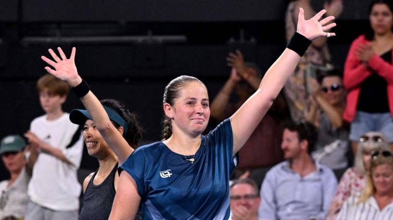 Suvei Šei un Aļona Ostapenko. Foto: AFP/Scanpix