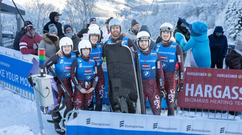 Latvijas komanda stafetē Pasaules kausa posmā Vinterbergā. Foto: LKSF