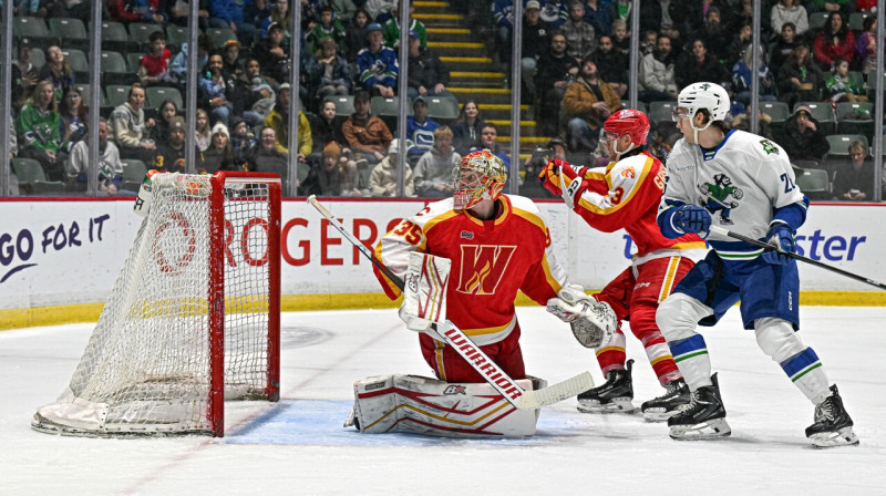 Anrī Ravinskis cīņā pret Kalgari "Wranglers". Foto: Abbotsford Canucks