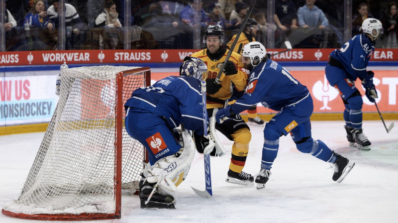 Cīņa pie Leonardo Dženoni sargātā Cūgas komandas cietokšņa. Foto: Pius Koller/Imago Images/Scanpix
