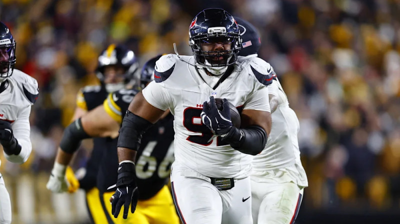 Aizsardzības līnijas lielais vīrs Šeldons Renkinss veica piezemējumu. Foto: Houston Texans