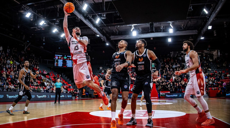 Mirklis Solnokas un Triestes komandu cīņā Miškolcā. Foto: FIBA