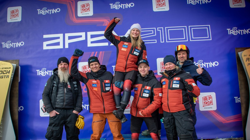 Uzvarētāja Elza Zelča Latvijas jauno kalnu slēpotāju pleciem un kopā ar treneri Leldi Gasūnu, LSF prezidentu Dināru Doršu (pirmais no labās) un atbalstītāju Kasparu Losu. Foto: Emīls...