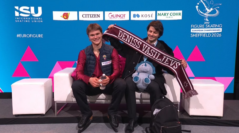 Deniss Vasiļjevs un treneris Stefans Lambjēls. Foto: Skating ISU