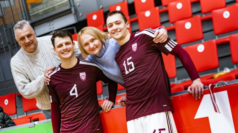 Matīss un Miks Babri kopā ar vecākiem Imantu un Ievu. Foto: LFF