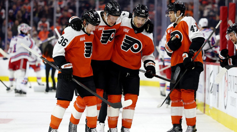 Rodrigo Ābols ledu varēja pamest vien ar komandas biedru palīdzību. Foto: Emilee Chinn/AFP/Scanpix