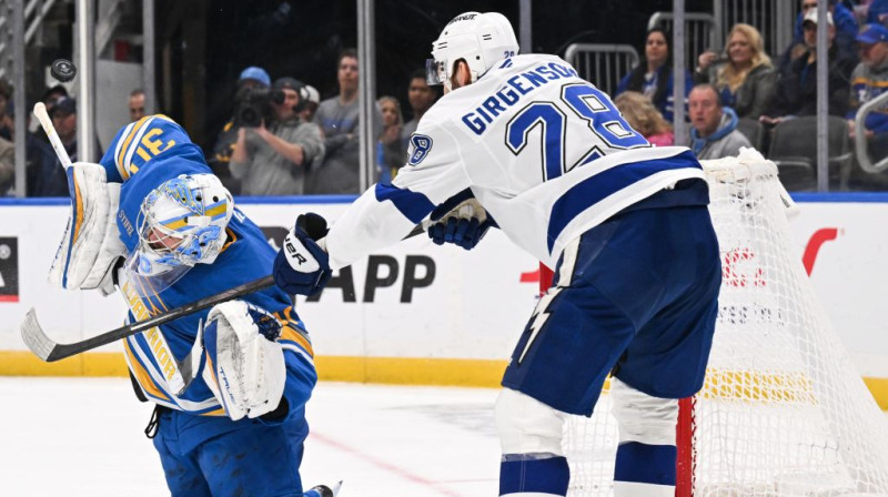 Zemgus Girgensons pretinieku vārtu priekšā. Foto. AP. Scanpix
