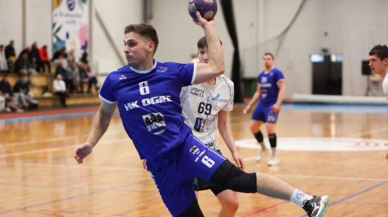 Uzbrukumā ogrēnietis Uvis Strazdiņš. Foto: Ritvars Raits