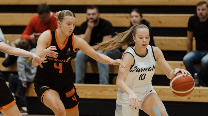 Melānija Ieva Sīpoliņa un Nora Veisberga. Foto: LSBL