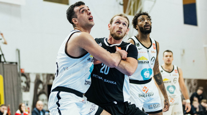 Omars Pajičs cīņā zem groza ar Toniju Ročaku. Foto: Mārtiņš Goldbergs/VEF Rīga