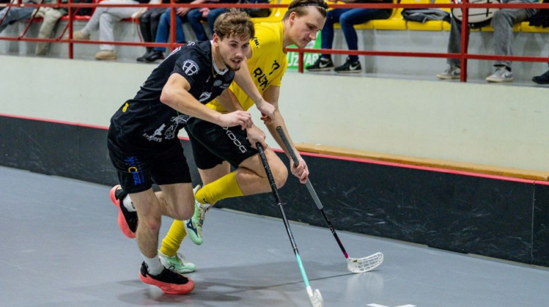 Dilans Kronentāls (priekšplānā) nodrošināja Talsu komandai trīs punktu uzvaru, foto: Jānis Lārmanis, Floorball.lv