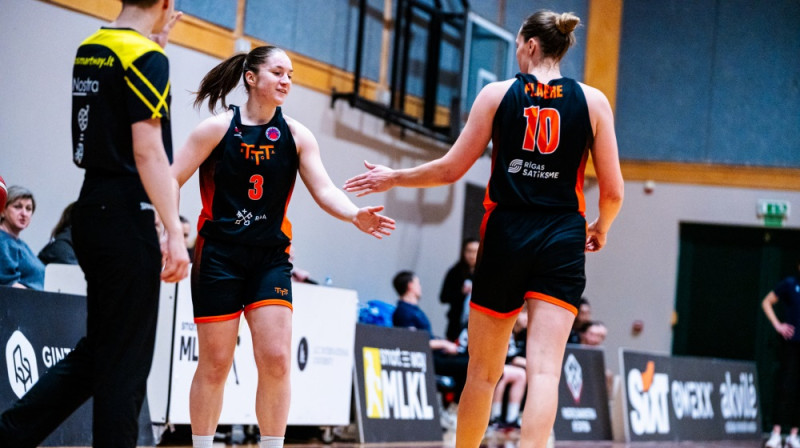 Madara Šmite un Karlīne Pilābere 2026. gada 11. janvārī. Foto: Kamile Linkevičiūte